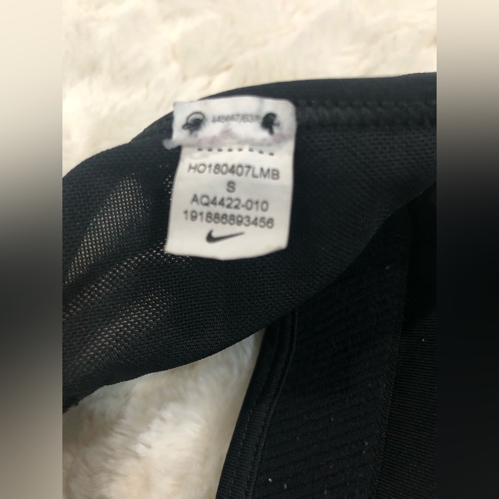 Nike Small breathable black front keyhole crisscross sports bra with mesh detail - Picture 5 of 6